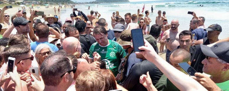 Bolsonaro mantém férias em Santa Catarina, mas poderá ter novos problemas além das fortes chuvas e desabrigados no Sul da Bahia