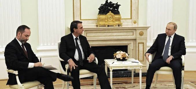 Bolsonaro se encontra com Putin, mas teve que fazer na Rússia o que não faz no Brasil