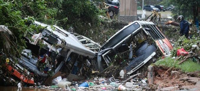 Tragédia em Petrópolis reacende sinal de alerta para áreas de risco nas grandes cidades