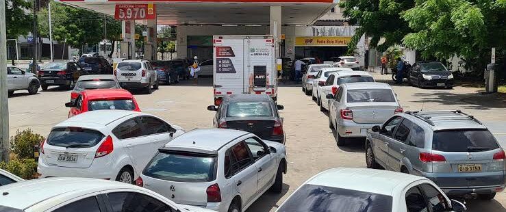 Aumento da gasolina e diesel nas refinarias causa corrida aos postos de combustíveis