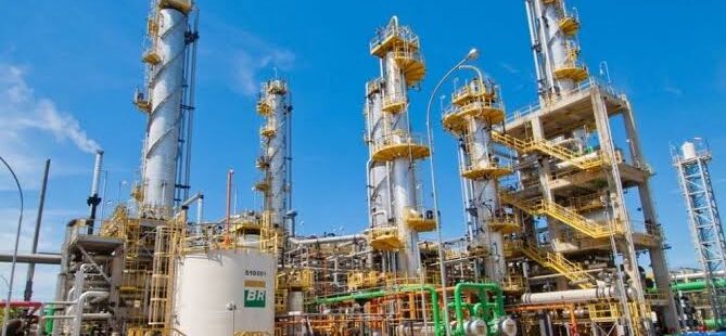 Cresce jogo de empurra-empurra entre Governo e Petrobras, mas preço dos combustíveis não baixa