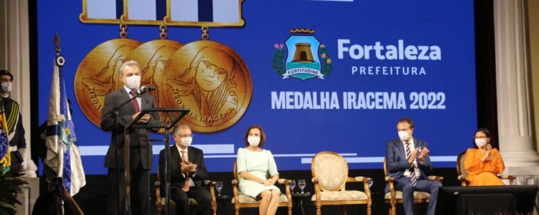 Ex-governador Camilo Santana recebe medalha Iracema da Prefeitura de Fortaleza