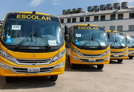 Nova denúncia no Ministério da Educação sobre compra de ônibus superfaturados. MP no TCU pede suspensão do pregão nesta terça-feira