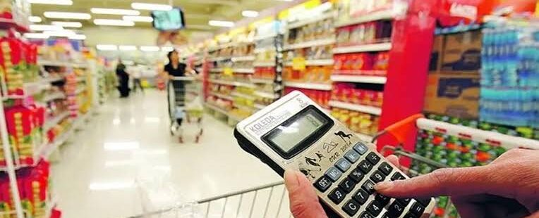 Real perde poder de compra e inflação ganha força. Alimentos lideram na disparada de preços