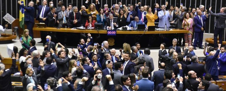 Câmara dos Deputados aprova piso salarial da Enfermagem, que agora segue para sanção de Bolsonaro