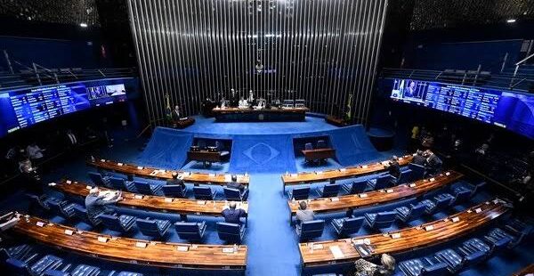 Senado aprova projeto que limita ICMS sobre combustíveis, conta de luz, comunicações e transportes. Proposta volta agora para a Câmara