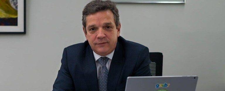 Novo presidente da Petrobras toma posse com o desafio de tentar segurar novos reajustes nos combustíveis