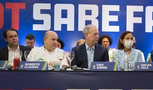 Ciro Gomes entrega resultado da pesquisa do PDT para o governo estadual aos pré-candidatos do partido