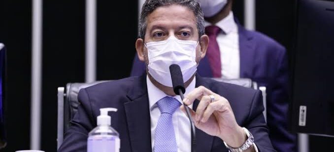 Com baixo quorum na Câmara, Arthur Lira adia votação da PEC do Desespero para a próxima semana