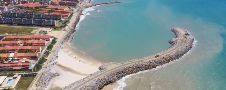 Izolda Cela e Vitor Valim fazem vistoria na obra dos novos espigões da praia do Icaraí, em Caucaia