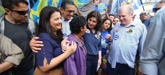 Simone Tebet faz caminhada no Centro de Fortaleza ao lado de tucanos