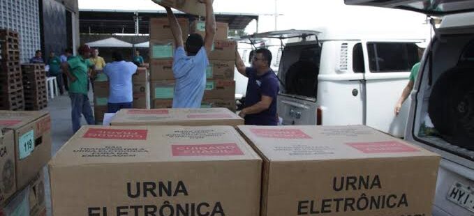 Urnas eletrônicas começam a ser distribuídas hoje. Segurança nas ruas passa a ser reforçada