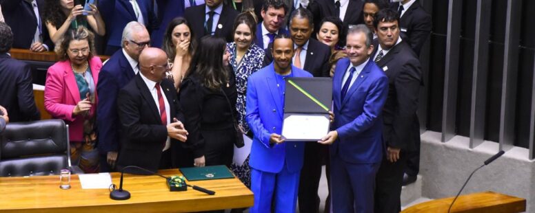 Lewis Hamilton recebe homenagem na Câmara Federal