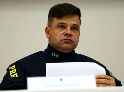 Polícia Federal abre inquérito para apurar postura do diretor-geral da PRF nas eleições. Bolsonaro continua recluso