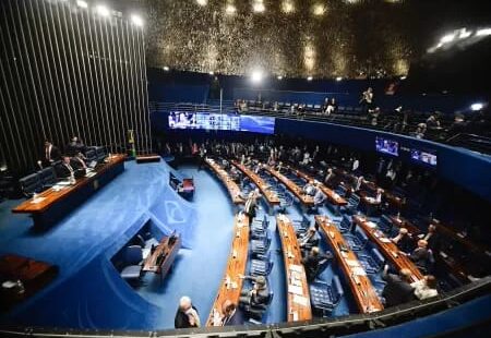 Plenário do Senado aprova PEC da Transição e dá vitória a Lula. Proposta segue para a Câmara