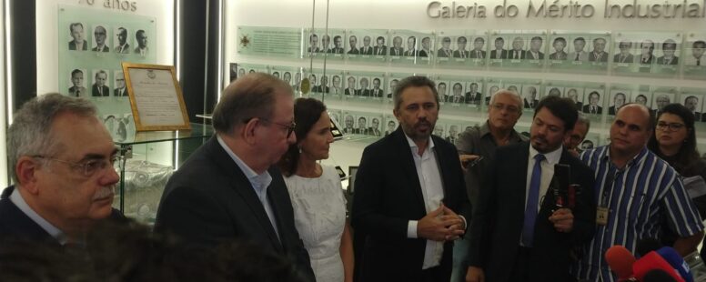 Governadora Izolda Cela é homenageada durante almoço na Fiec