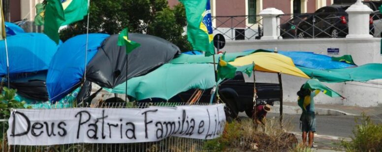 Elmano de Freitas envia reforço policial a Brasília. Desocupação de acampamento de bolsonaristas em Fortaleza está em análise