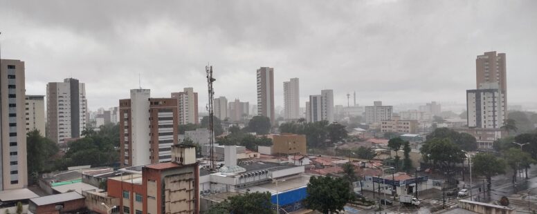 Ceará amanhece com fortes chuvas, relâmpagos e rajadas de vento