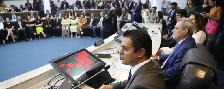 José Sarto comparece a reabertura dos trabalhos na Câmara Municipal e enfrenta protesto de servidores