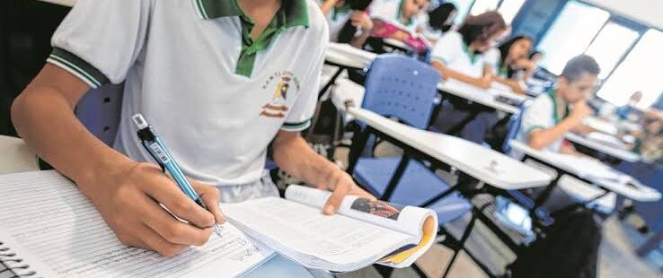 Governo Lula suspende implantação do Novo Ensino Médio e promove reabertura de vagas para cursos de medicina onde faltam médicos