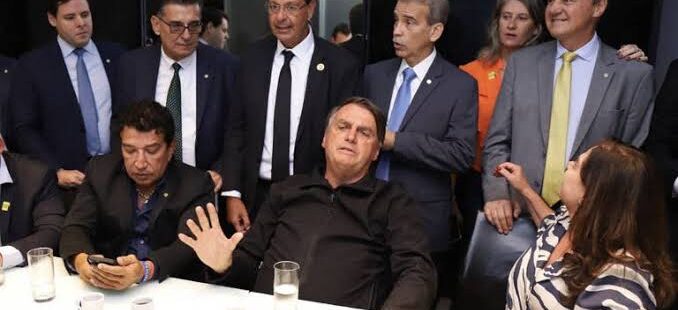 Jair Bolsonaro depõe na Polícia Federal sobre caso das joias nesta quarta-feira