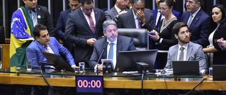 Governo Lula consegue vitória na Câmara e aprova urgência na votação da PL de combate às fake news na Internet