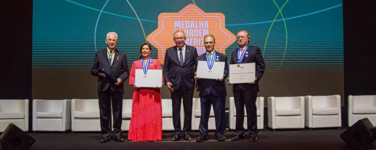 FIEC entrega Medalha do Mérito Industrial e Comenda da CNI na festa do Dia da Indústria