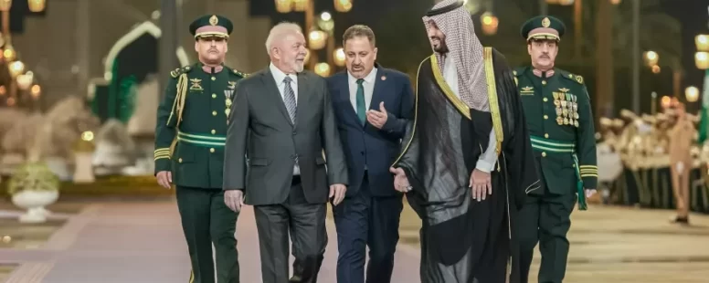 Governo da Arábia Saudita fecha acordo com Embraer e avalia investimentos no Novo PAC durante visita de Lula