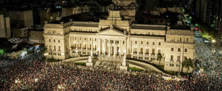 Novo presidente da Argentina anuncia pacote com restrições e já enfrenta primeiros protestos nas ruas