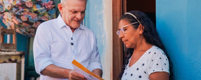 José Sarto faz entrega de papel da casa no Jangurussu e anuncia concursados para Sefin