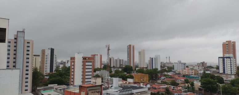 Fortaleza amanhece com chuva intensa. Fim de semana foi de precipitações pelo Ceará