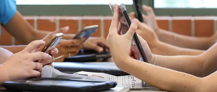 Ministério Público do Ceará cobra que escolas públicas e privadas impeçam uso de aparelhos celulares em sala de aula