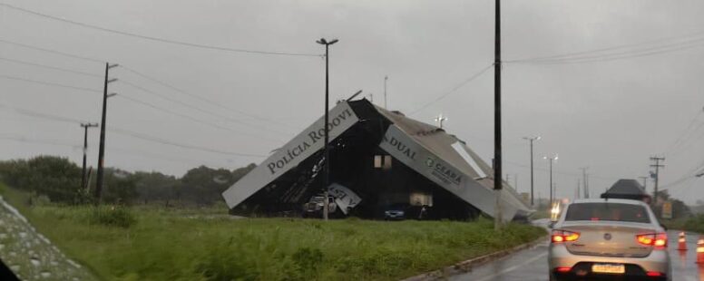 Fortaleza e Região Metropolitana amanhecem com forte chuva. Ventos causam prejuízos e transtornos