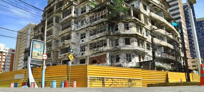 Com ameaça de desabamento, Prefeitura de Fortaleza decide demolir edifício São Pedro na Praia de Iracema em até 90 dias