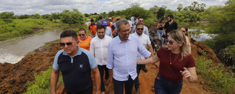 Governador Elmano de Freitas visita comunidades atingidas pelas chuvas em Morada Nova e reforça apoio às famílias