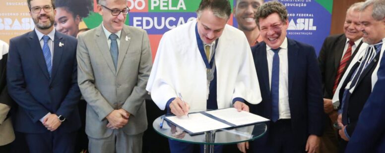 Ministro Camilo Santana é agraciado com título Doutor Honoris Causa da Universidade Federal de Lavras em Minas Gerais