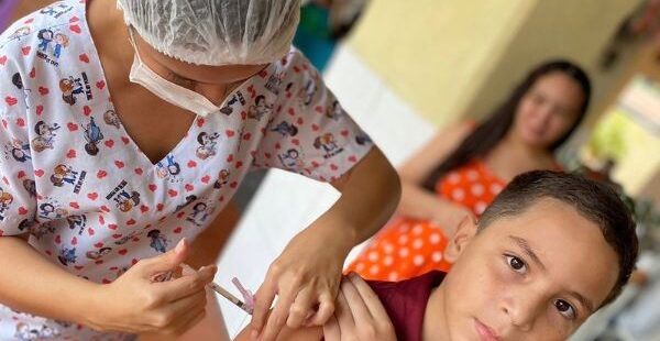 Caucaia reforça vacinação contra influenza em crianças com ação itinerante em escolas municipais