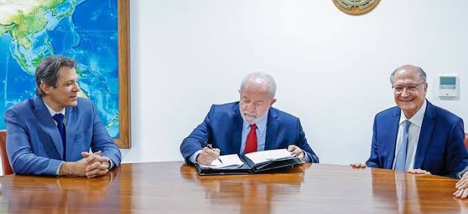 Lula reúne ministros nesta segunda-feira para discutir a suspensão da desoneração da folha de pagamento de 17 setores da economia
