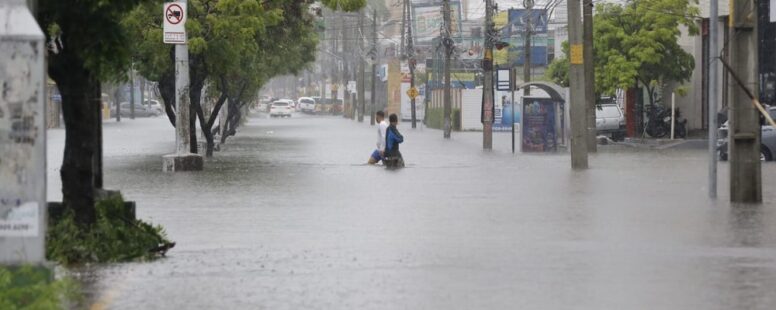 Chuva em Fortaleza chegou a 110 milímetros e causou inundações em ruas e avenidas. Foi a maior do Ceará nesta segunda-feira