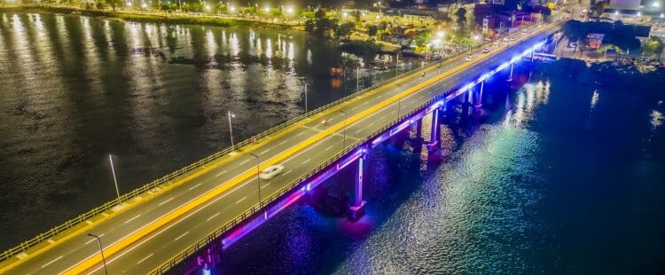 Prefeitura entrega nova iluminação da ponte da Barra do Ceará que liga Fortaleza a Caucaia