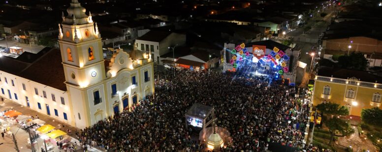 São João de Aracati tem primeira noite de atrações com uma multidão no Largo da Matriz