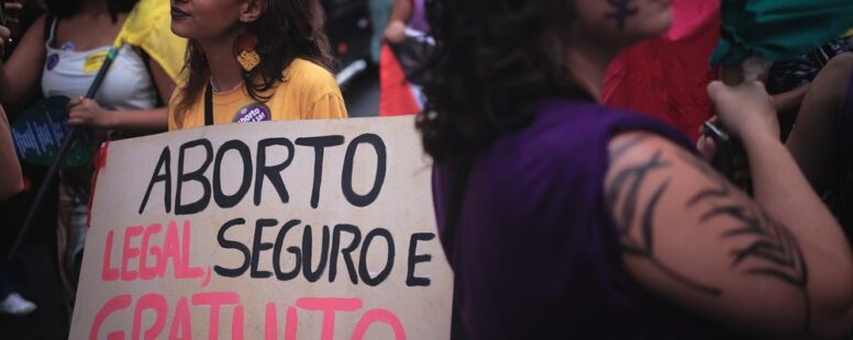 Câmara dos Deputados aprova urgência de projeto que equipara aborto a homicídio