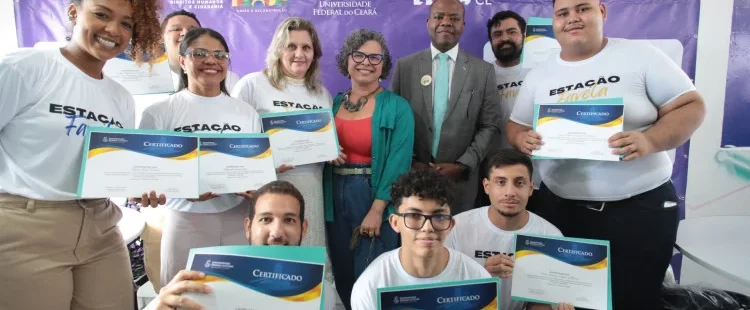 Ministro Sílvio Almeida faz entrega de certificados a jovens no bairro Barroso, em Fortaleza