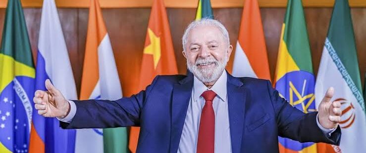 Lula embarca para o Paraguai onde acontece a Cúpula do Mercosul. Única ausência no encontro é da Argentina, de Javier Milei