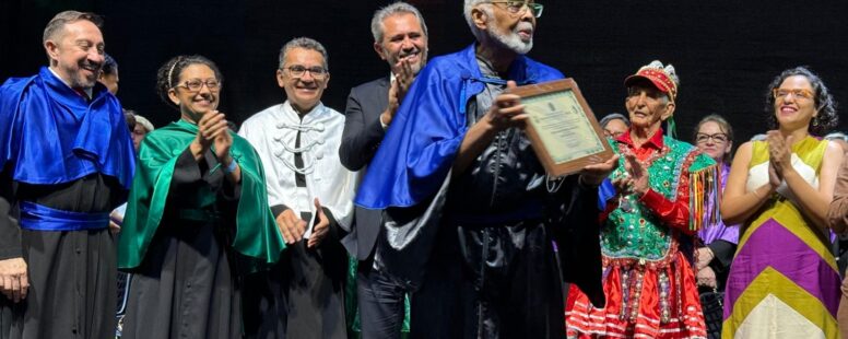 Gilberto Gil recebe título de “doutor honoris causa” da Universidade Regional do Cariri em cerimônia no Crato