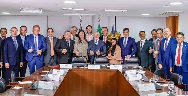 Em reunião com líderes partidários, Lula diz que vai convocar governadores para discutir segurança e que não vai se envolver em disputa pela Presidência da Câmara