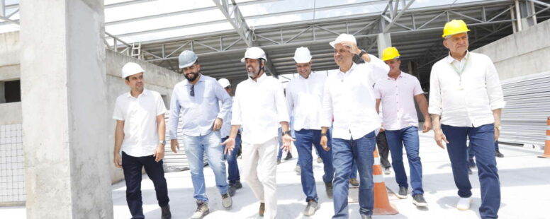 Elmano de Freitas visita obras de escola e Mercado Municipal em Caucaia ao lado do prefeito Vitor Valim