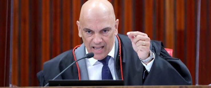 Alexandre de Moraes é alvo de articulação bolsonarista pró-impeachment após ser acusado de uso indevido do TSE. Ministro nega qualquer irregularidade