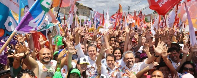 Ao lado de Camilo Santana e Elmano de Freitas, Evandro Leitão fez caminhada no Antônio Bezerra e avalia crescimento da campanha