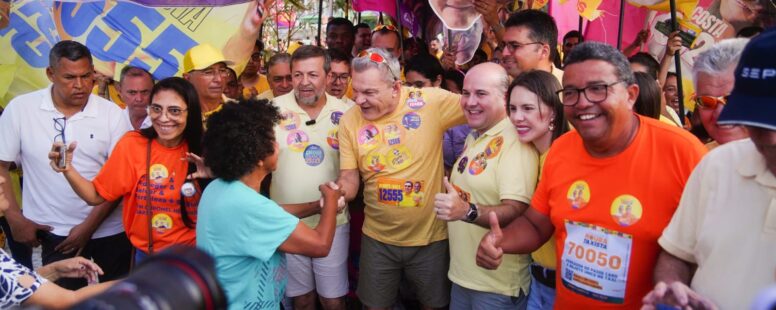 Sarto faz campanha na Feirinha da Beira-Mar e reforça estratégia para chegar ao 2° turno